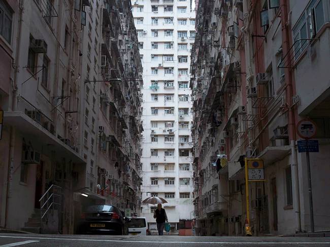 Bất cứ ai đến Hong Kong (Trung Quốc) cũng thấy những tòa cao ốc, chung cư chọc trời và một thành phố giàu có. Nhưng đằng sau sự hào nhoáng đó, trong lòng Hong Kong vẫn có những nơi ở nhỏ đến mức giật mình. 