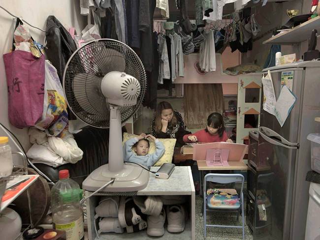 Li Suet-wen cùng con trai 6 tuổi và con gái 8 tuổi sống trong một căn phòng rộng 11m2 đặt một chiếc giường tầng, tủ lạnh, ghế, bàn và máy giặt.