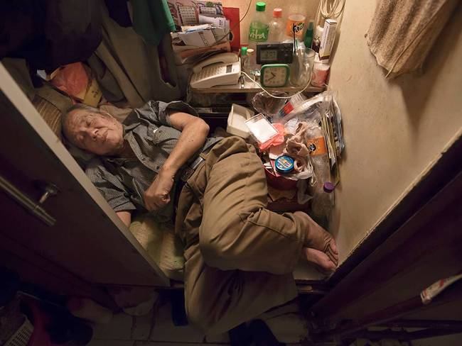 Cheung Chi-fong, 80 tuổi ngủ trong một "nhà quan tài" nhỏ bé đến mức thậm chí không thể duỗi chân.