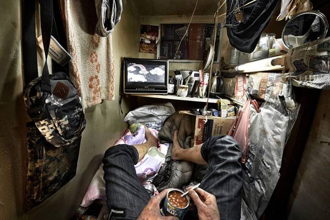 Còn nhiếp ảnh gia Benny Lam cũng đã ghi lại những hình ảnh chân thực trong các "nhà quan tài" ở Hong Kong đăng trên tờ The Guardian. 
