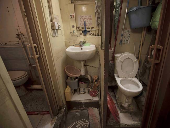 Nhà vệ sinh chật chội và bồn rửa cho những cư dân trong "nhà quan tài".