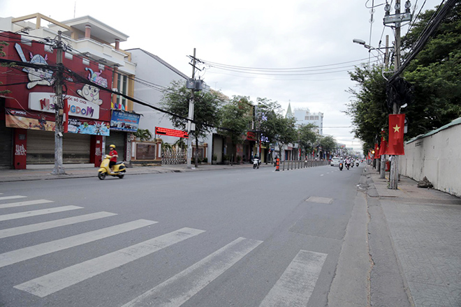 Đường Trường Chinh (quận Tân Bình), con đường có “truyền thống” kẹt xe thì hôm nay khác lạ thường. Đường vắng người và phương tiện lưu thông, thỉnh thoảng một vài xe máy chạy qua. “Con đường này vốn dĩ kẹt xe cả sáng, trưa, chiều nên nay không kẹt xe thấy đường phố rộng thênh thang và đẹp vô cùng”, anh Nguyễn Văn Huy, ngụ quận Tân Bình chia sẻ.