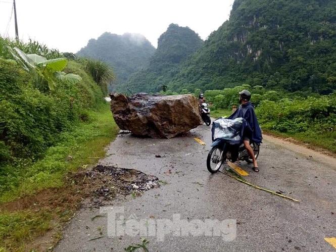 Tảng đá lớn choán gần hết đường quốc lộ, gây cản trở giao thông, đe dọa tính mạng người đi đường .Ảnh: Duy Chiến