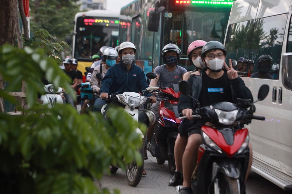 Những người đi xe máy khá vất vả bởi ô tô chiếm hết làn đường, họ phải luồn lách qua khe hẹp giữa các ô tô để lưu thông