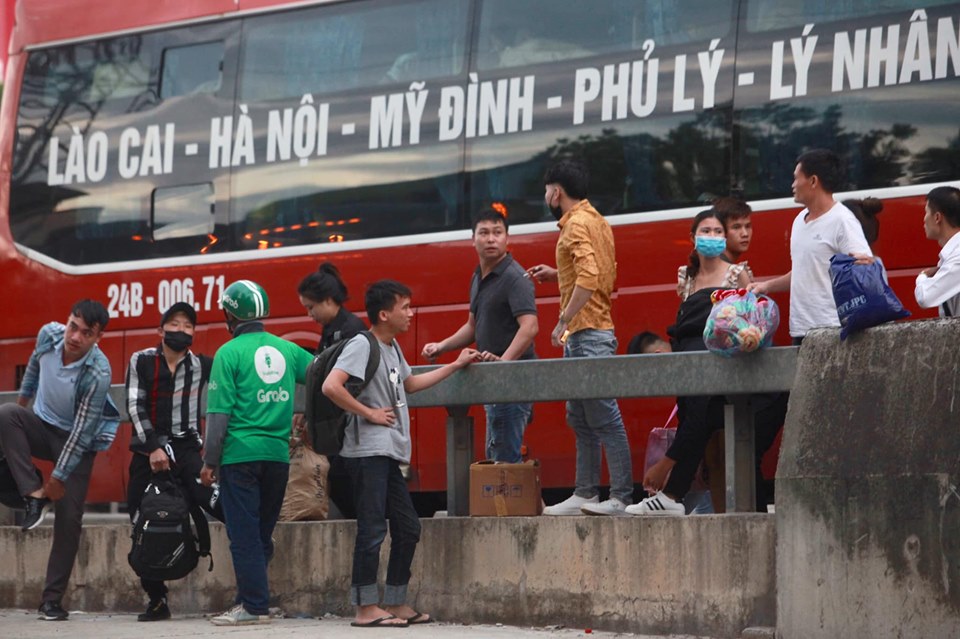 Người dân phải leo dải phân cách xuống đường , đi bộ sang đường bắt xe buýt, xe ôm về nhà.