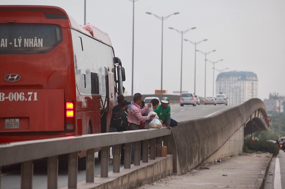 Một số xe khách trả khách ngay đầu đoạn đường&nbsp;trên cao