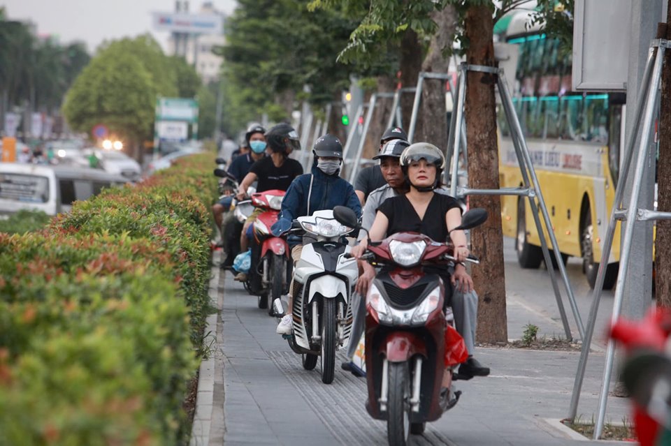 Trên vỉa hè đường Phạm Văn Đồng, nhiều xe máy phải leo lên vỉa hè