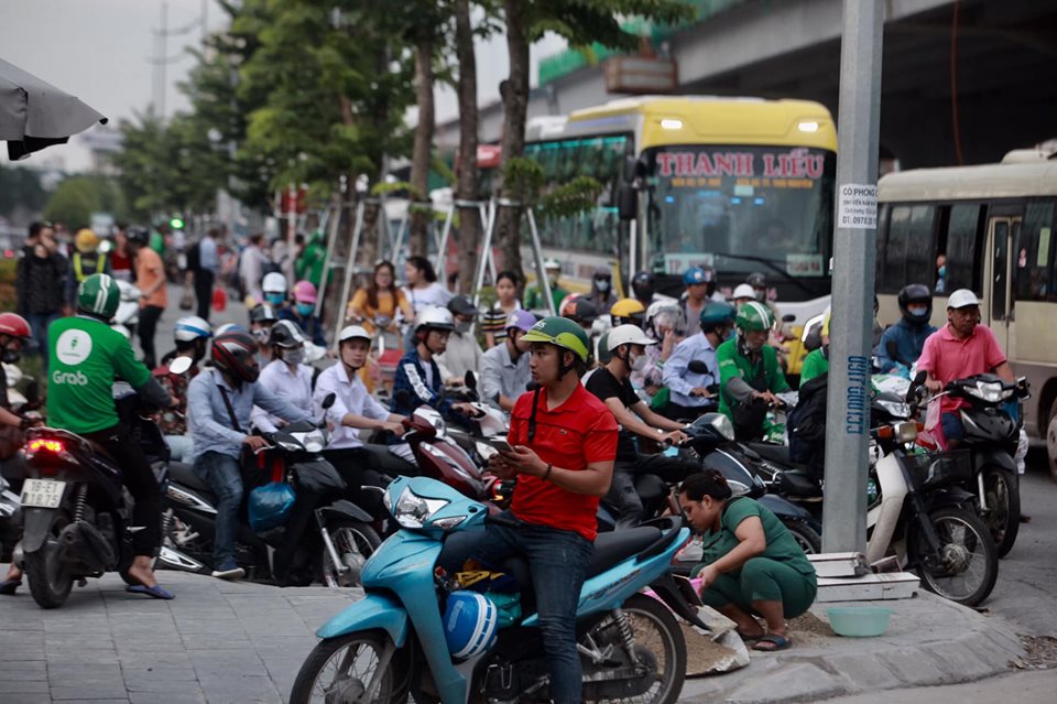 Đường Phạm Văn Đồng (Nam Từ Liêm, Hà Nội), xe khách, ô tô, xe máy... “chen nhau” đổ về bến xe Mỹ Đình