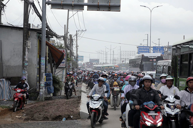 Nhiều người chọn cách leo lề đường khu vực đang cải tạo để di chuyển nhưng chỉ chạy được một đoạn ngắn vì phía trước vẫn đang bị kẹt xe. Nhiều người ám ảnh vì kẹt xe kinh hoàng ở cửa ngõ phía Tây TP.