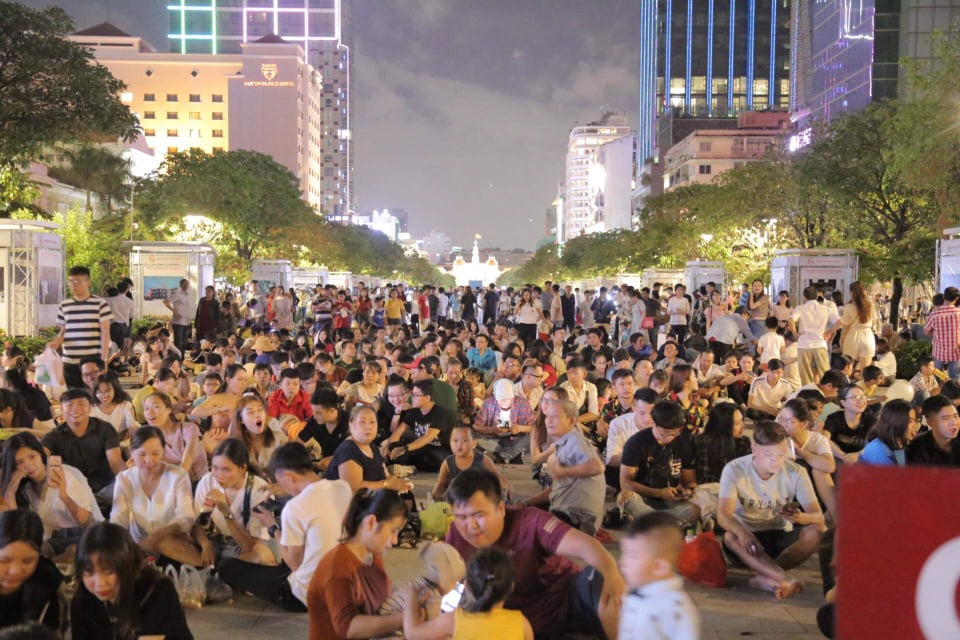 Nhiều người dân TP.HCM đã đổ về Phố đi bộ Nguyễn Huệ vui chơi và chờ xem pháo hoa.