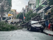 Tin tức trong ngày - Cột điện gãy đè trúng xe đưa đón Bí thư Thành ủy