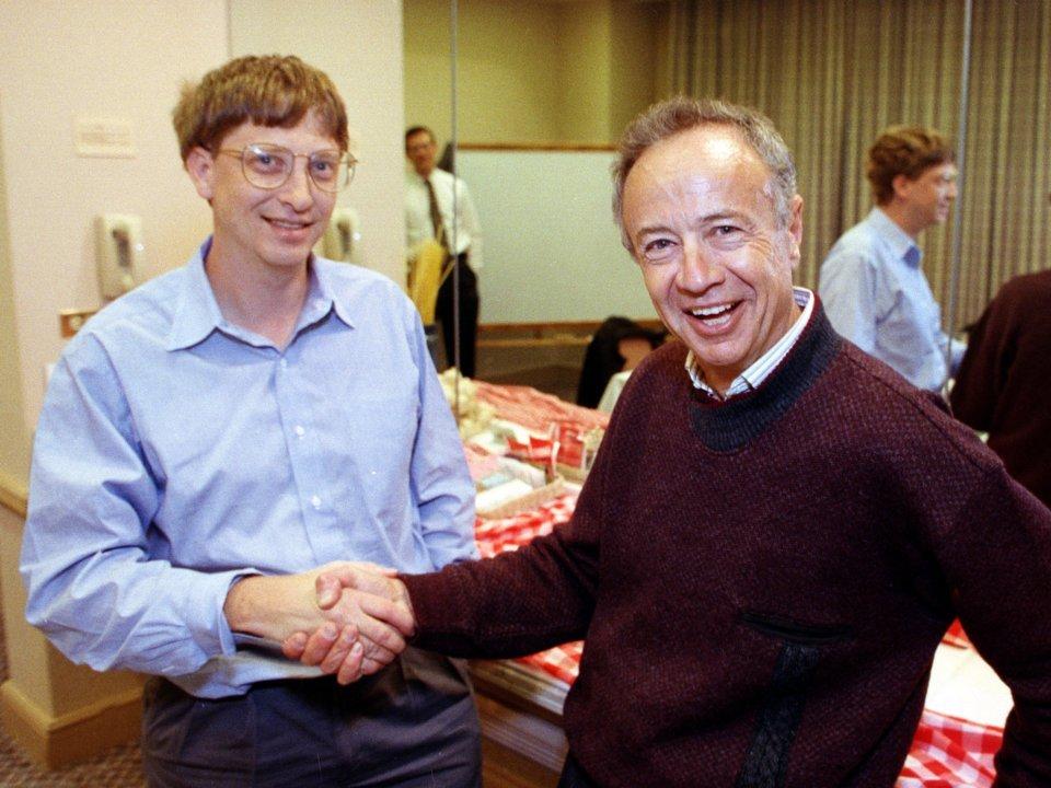 Andy Grove (áo đỏ) và Bill Gates