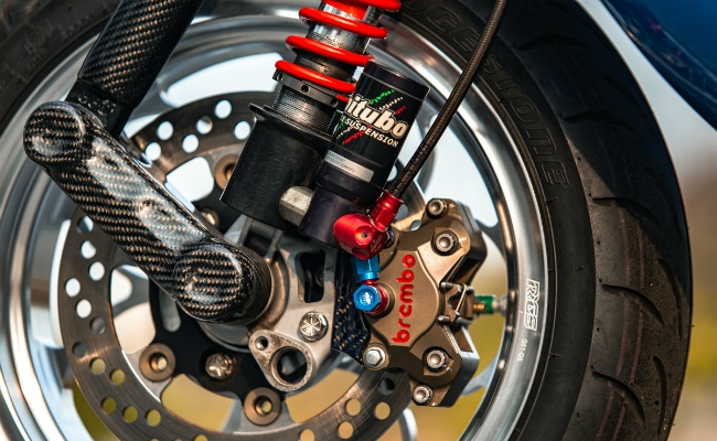 Hệ thống phanh đĩa với kẹp đua Brembo.