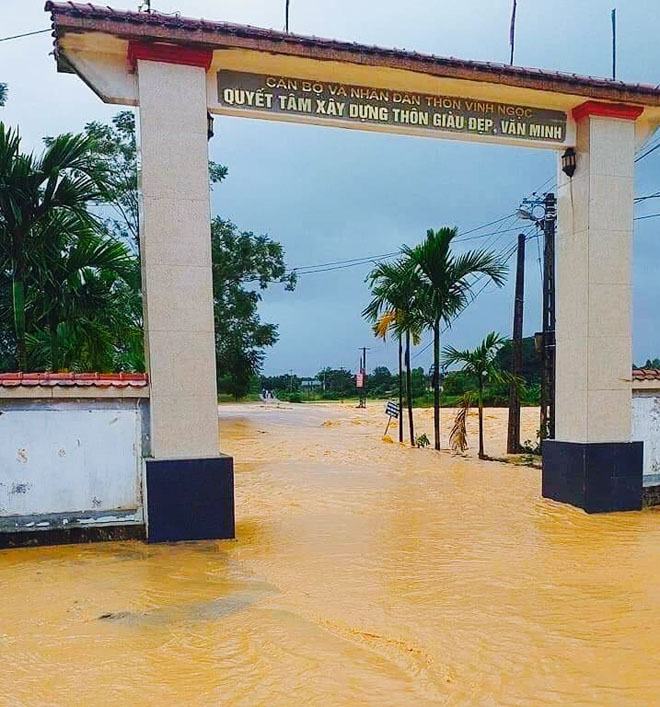 Nhiều tuyến đường trên địa bàn huyện Hương Khê bị chia cắt do mưa lũ.