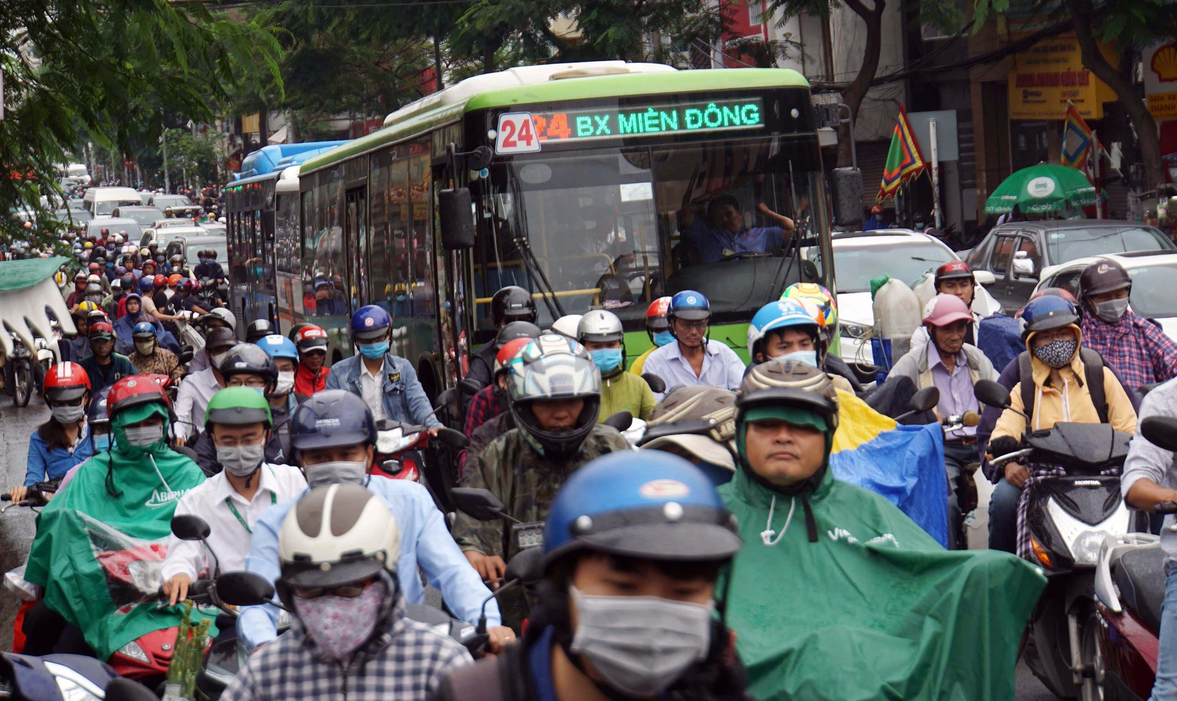 Nguyên nhân là do xung đột giao thông giữa các phương tiện chở khách vào bến xe Miền Đông và người dân đi làm sau đợt nghỉ lễ