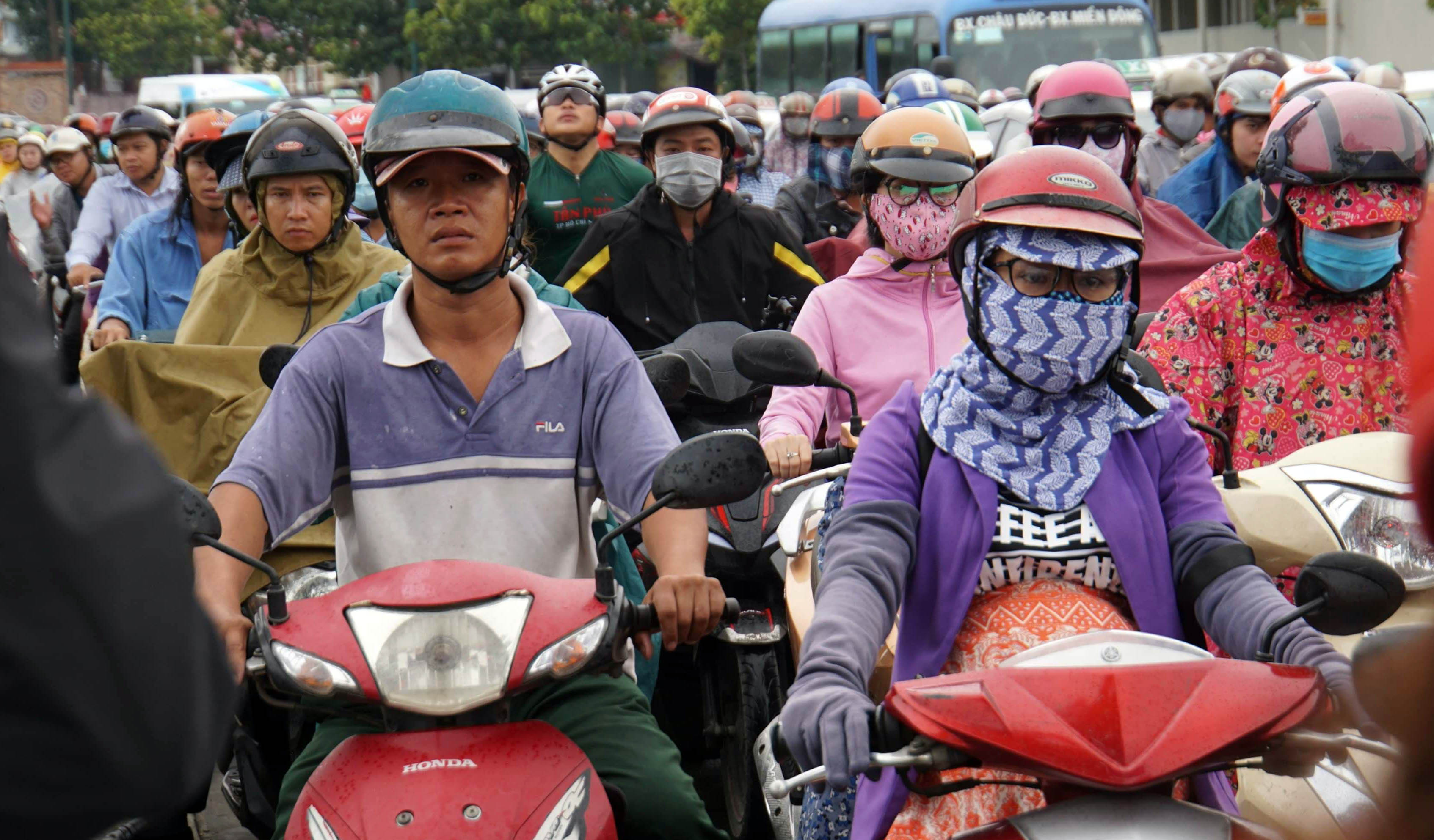 Nhiều người “toát mồ hôi” để đến chỗ làm sau đợt nghỉ lễ kéo dài 3 ngày. “Hơn 30 phút mới thoát được ra kẹt xe. Ngày đầu đi làm sau kỳ nghỉ lễ mà đã mệt mỏi, bực bội vì kẹt xe”, chị Nguyễn Thị Linh (ngụ quận Bình Thạnh) bức xúc.