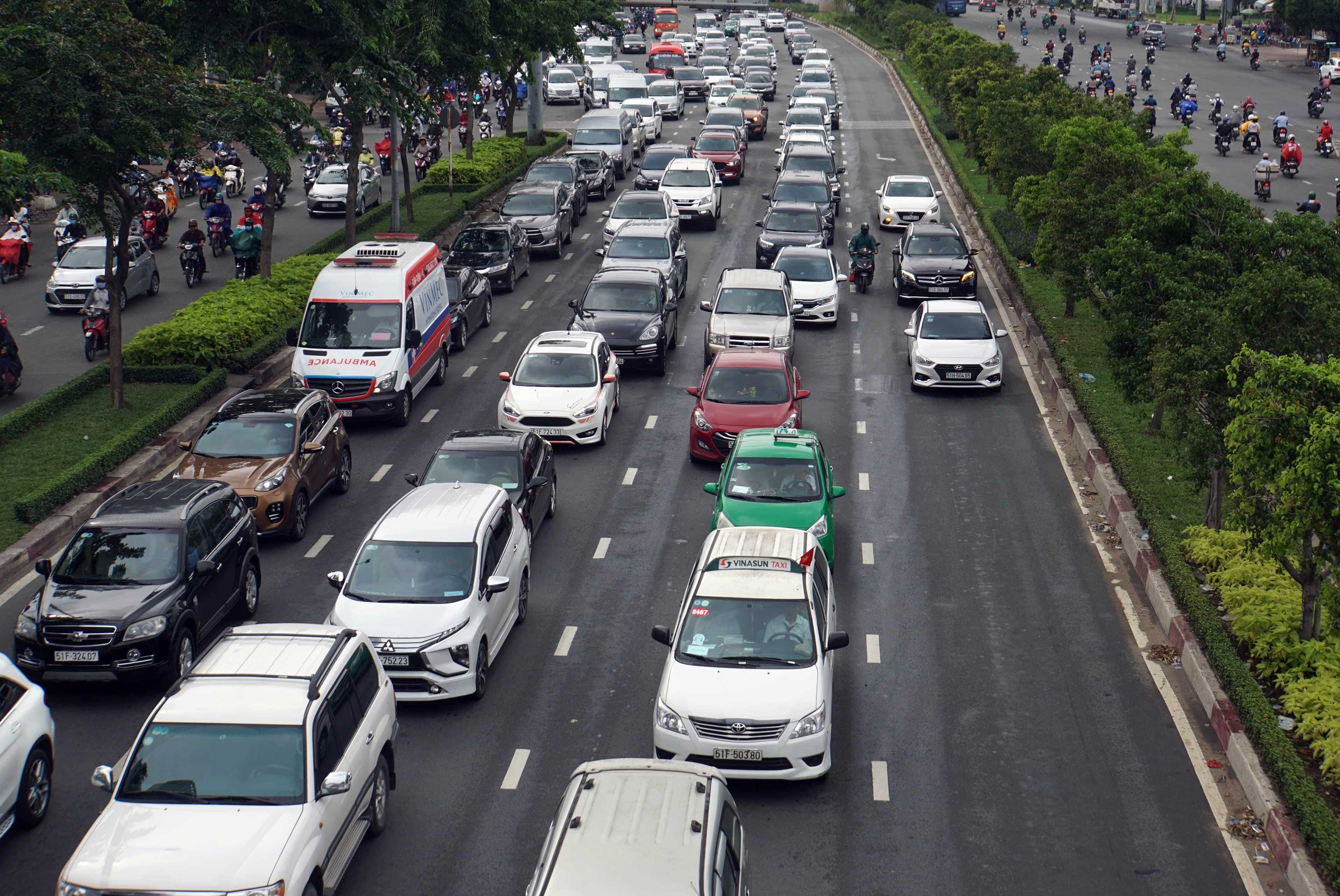 Dòng phương tiện bị “chôn chân” hàng giờ trên đường hướng vào trung tâm thành phố.