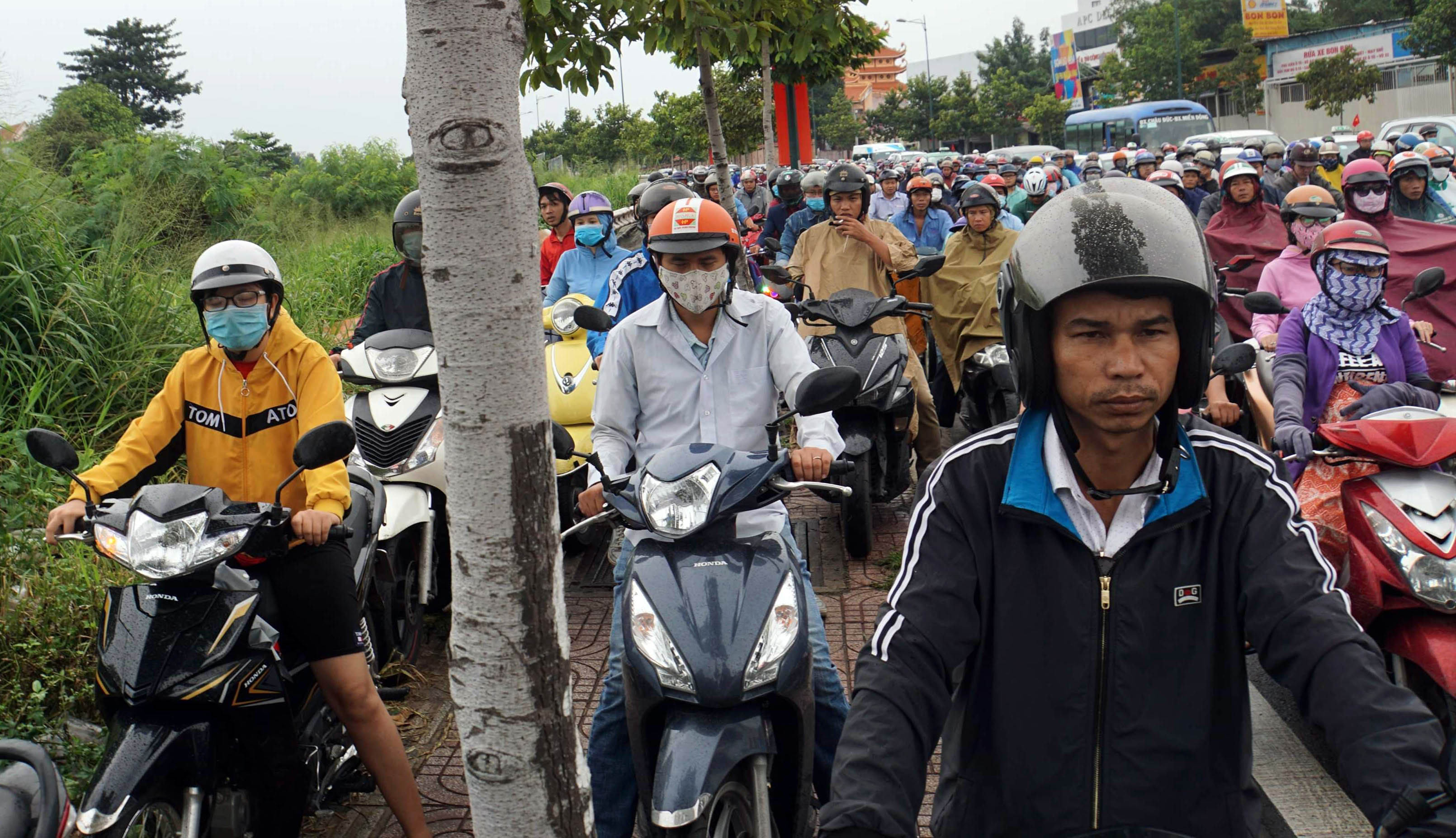 Đến 9h30 cùng ngày, nhiều tuyến đường mới giảm kẹt xe, người dân mệt mỏi đến chỗ làm.