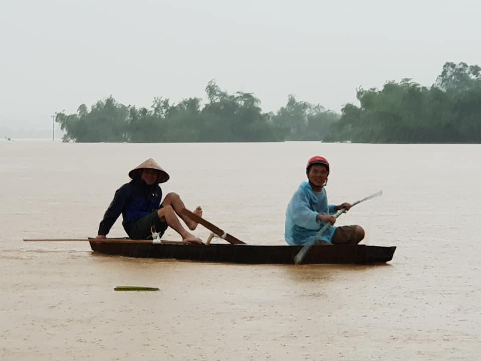 &nbsp;Nước lũ đã sát mé nhà, người dân đang cuống cuồng đưa đồ vào vị trí an toàn.