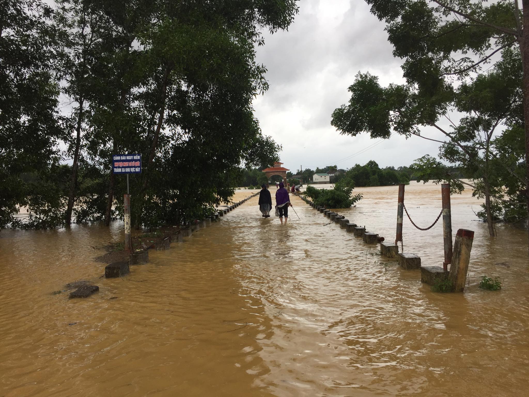 &nbsp;Ông Phan Kỳ, Phó Chủ tịch UBND huyện Hương Khê (Hà Tĩnh) cho biết, mưa lớn 2 ngày vừa qua khiến nhiều tuyến đường liên thôn, liên xã tại huyện này bị ngập, giao thông bị chia cắt.