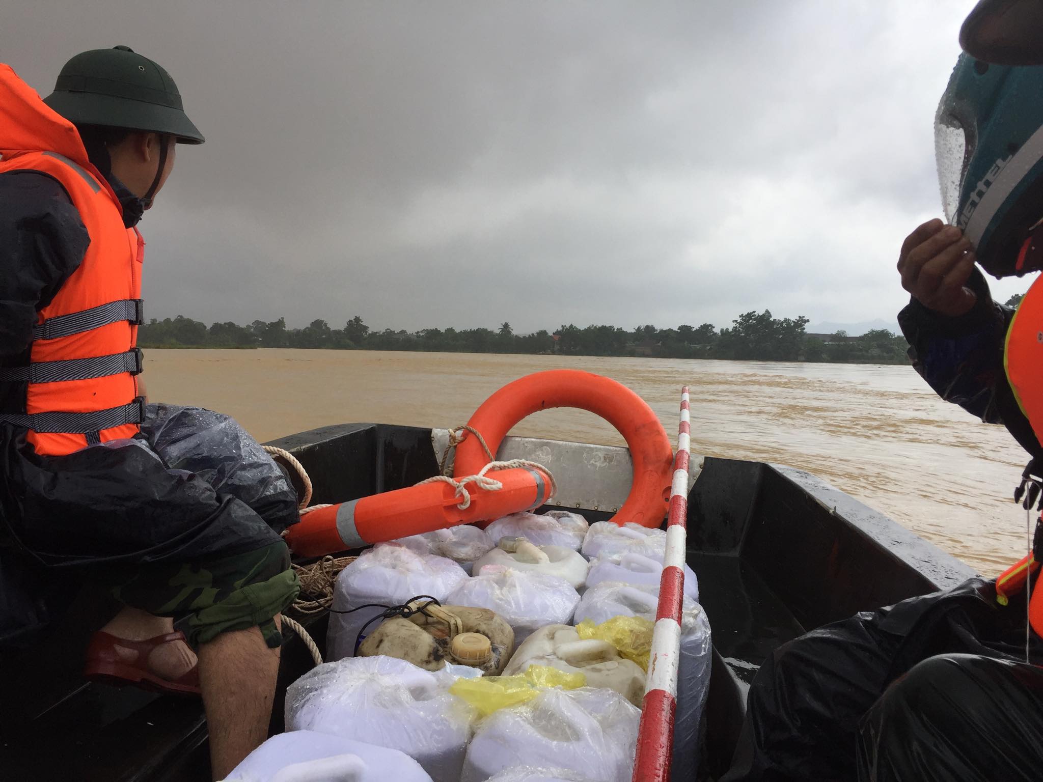 &nbsp;Trước diễn biến phức tạp của mưa lũ, lực lượng chức năng trên địa bàn huyện đã phân công cắt cử cán bộ theo dõi chặt diễn biến, chủ động sơ tán dân ở những vùng nguy hiểm có khả năng xảy ra sạt lở, lũ quét.