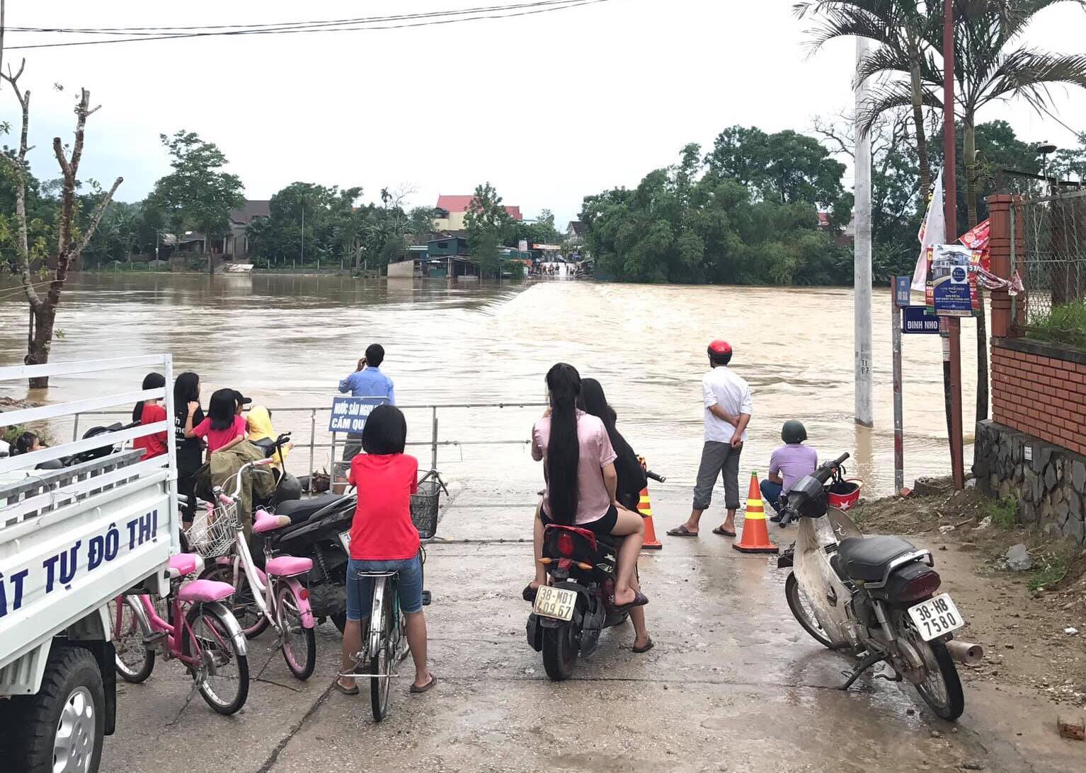 Tại Cầu Tràn thuộc xã Sơn Giang, huyện Hương Sơn bị nước ngập sâu, chia cắt 3 xã.