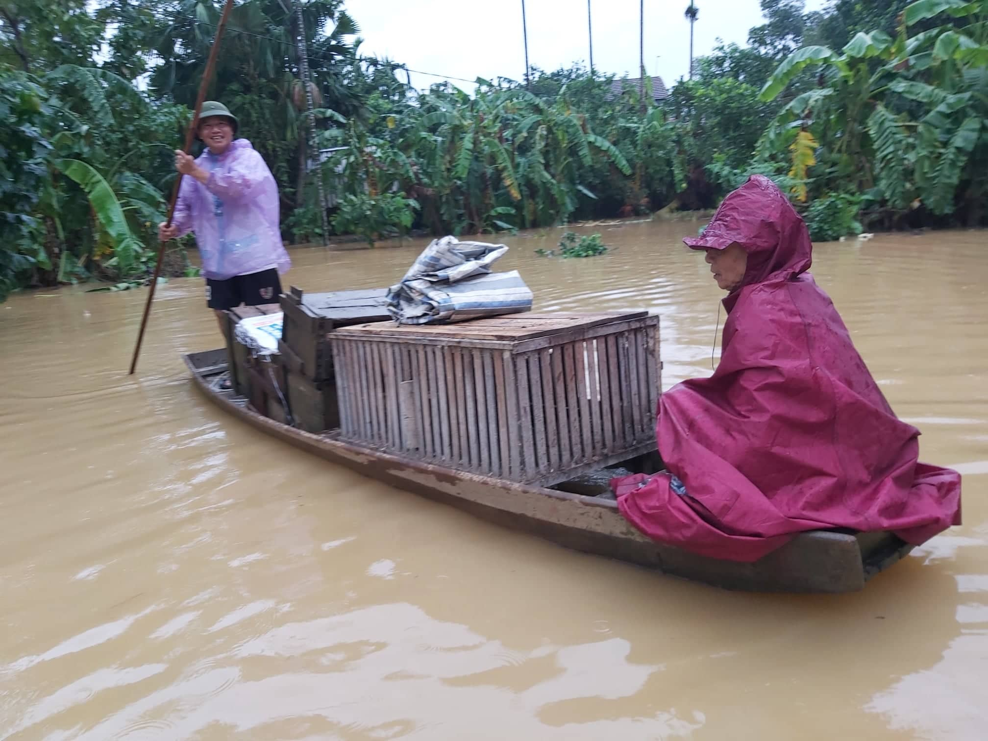 &nbsp;Nước dâng cao, người dân phải dùng thuyền để di chuyển.