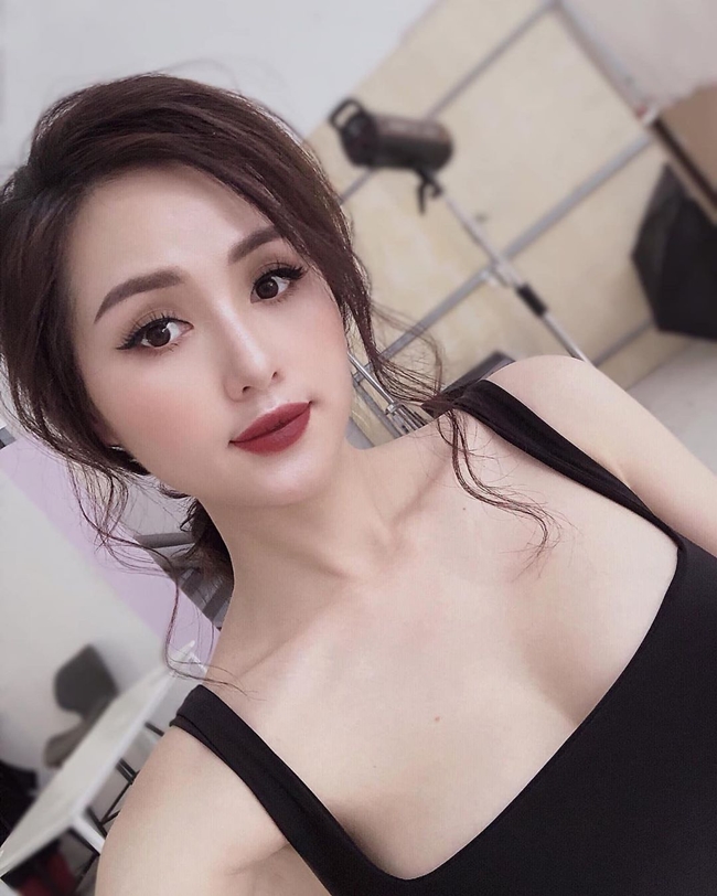 Tâm Tít (tên thật là Phạm Thanh Tâm) là hot girl đình đám Hà thành. Sau khi Nam tiến, người đẹp sinh năm 1989 hoạt động với nhiều vai trò như người mẫu, ca sĩ, diễn viên, MC. Tâm Tít tham gia nhiều tác phẩm như "Chạm vào quá khứ", "Giữa hai thế giới", "Chiếc giường chia đôi"....