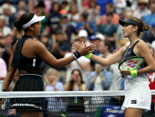 Osaka (trái) hết cơ hội bảo vệ ngôi vô địch US Open sau thất bại trước Bencic ở vòng 4 năm nay