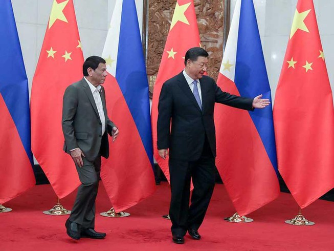 Chủ tịch Trung Quốc Tập Cận Bình tiếp đón Tổng thống Philippines Rodrigo Duterte ngày 29-8. Ảnh: SCMP