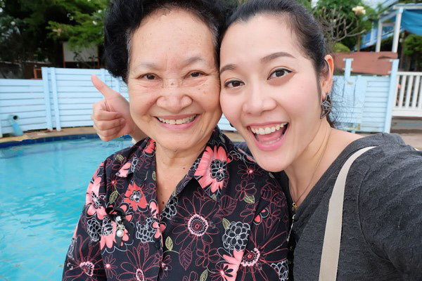 Với chị Hương, cuộc sống luôn đủ đầy khi có mẹ ở cạnh bên