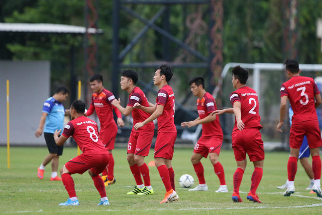 Trọng Hoàng (số 8) vẫn đang nỗ lực chạy đua với thời gian để kịp hồi phục chấn thương trước khi cùng tuyển Việt Nam quyết đấu "Bầy voi chiến"