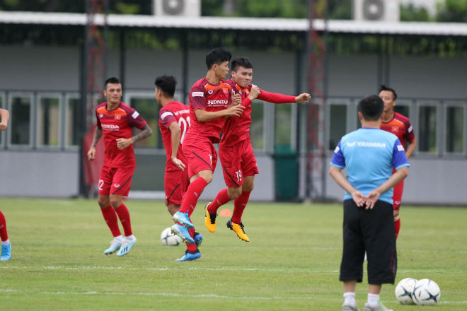 Duy Mạnh - Văn Thanh, Công Phượng - Quang Hải tập tranh chấp bóng bổng