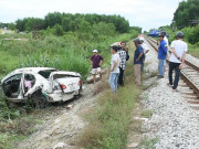 Tin tức trong ngày - Tàu hỏa tông  ô tô văng cả chục mét, tài xế nhập viện cấp cứu