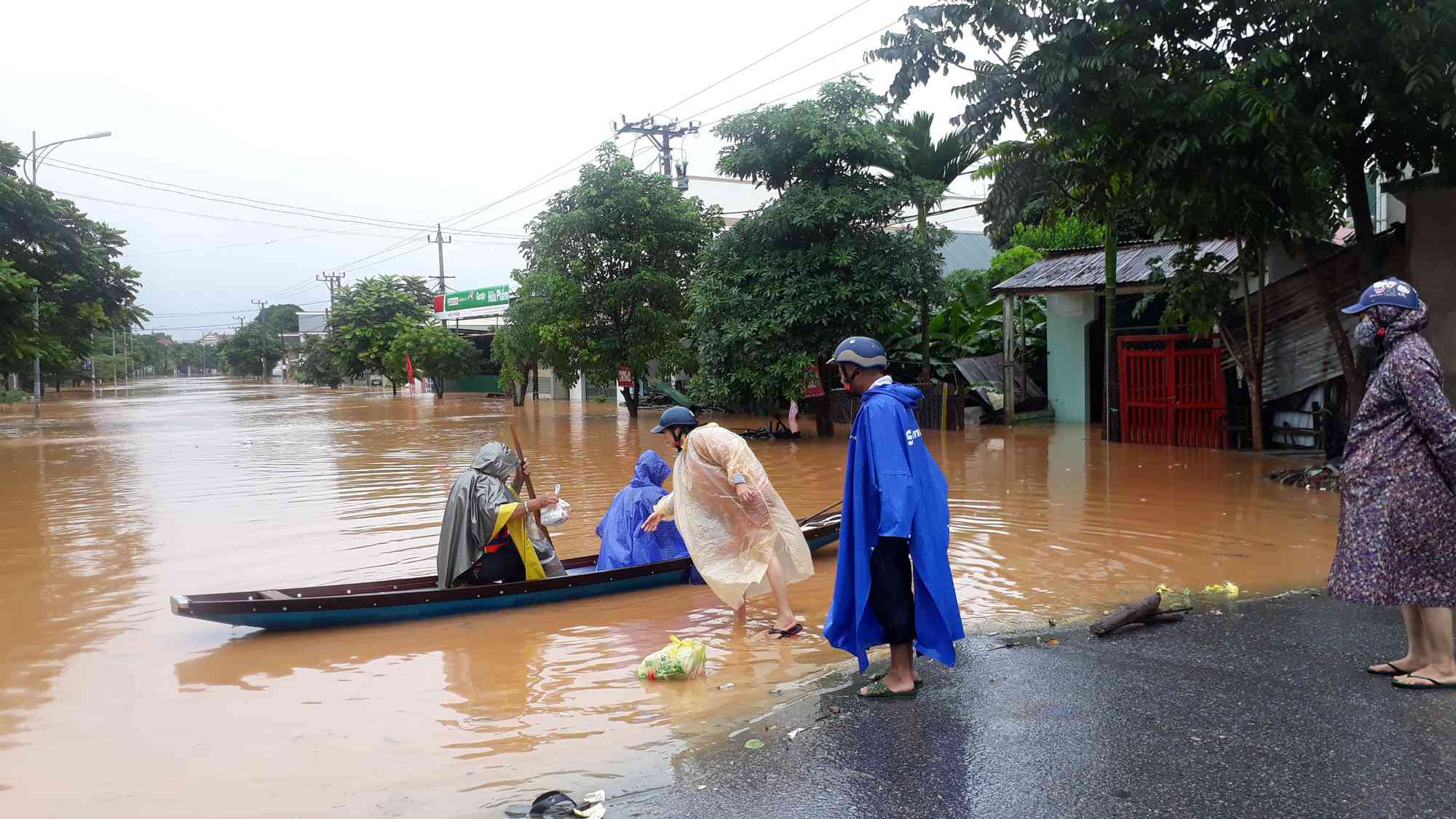 Người dân thị trấn Lao Bảo phải đi lại bằng thuyền