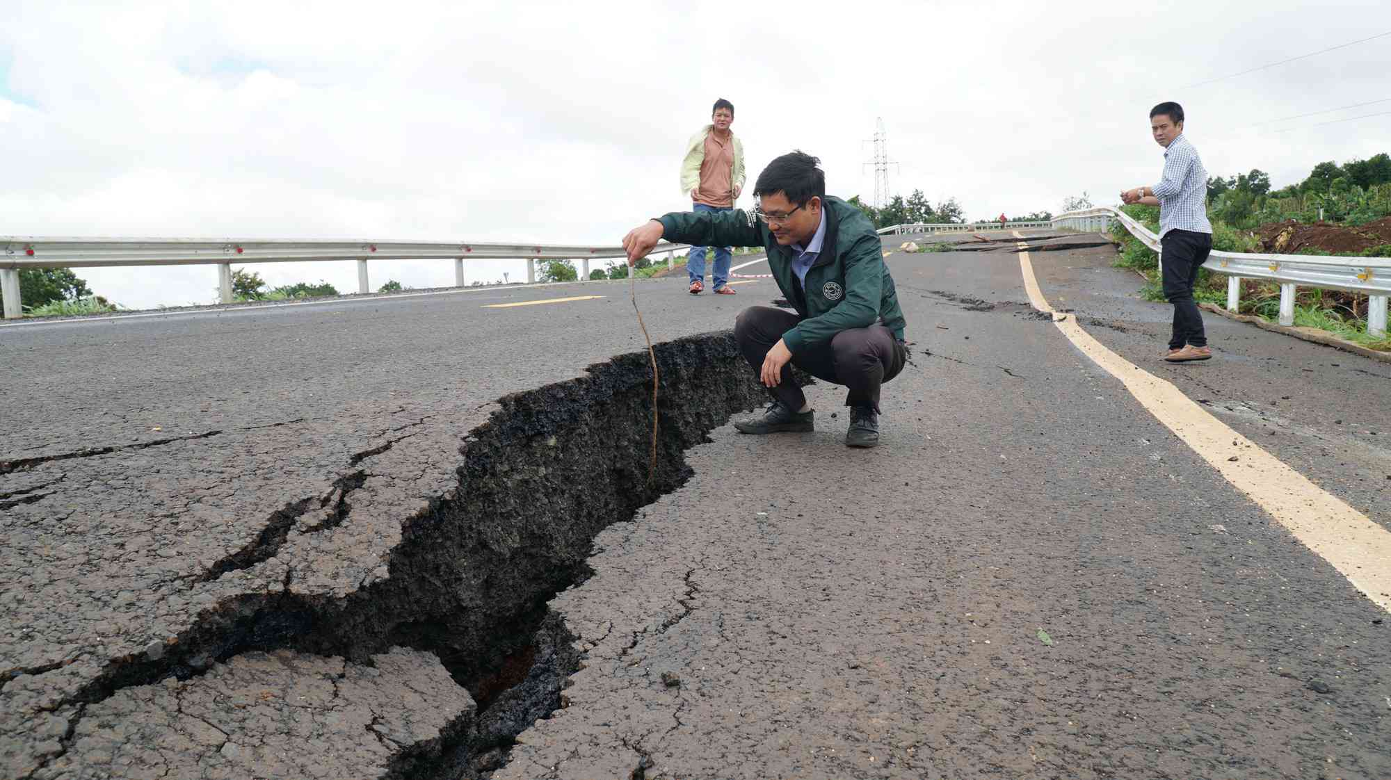Đường 250 tỷ vừa hoàn thành đã tan nát sau trận mưa - 1