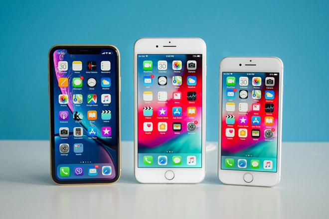 iPhone XR, iPhone 8 Plus và iPhone 8 (từ trái sang).
