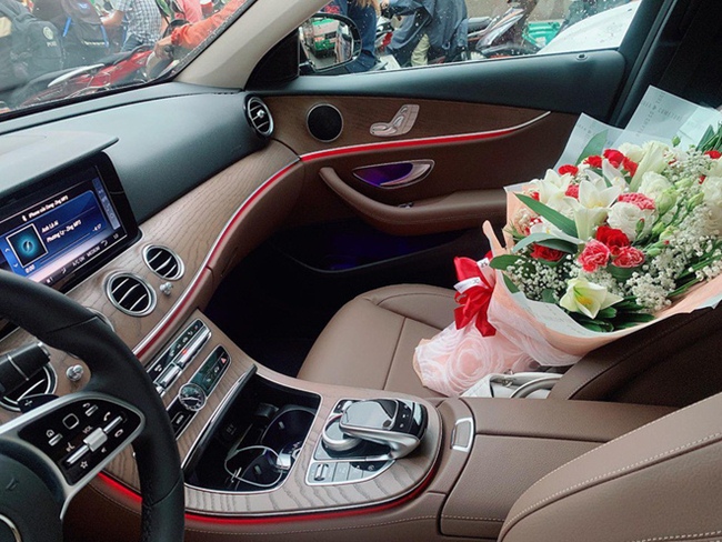 Cận cảnh nội thất sang trọng bên trong xế hộp tiền tỷ mà nữ diễn viên vừa sở hữu. Trước đó, vào năm 2016 Midu đã sắm một chiếc Audi A4 màu trắng có giá khoảng 1,6 tỷ đồng.