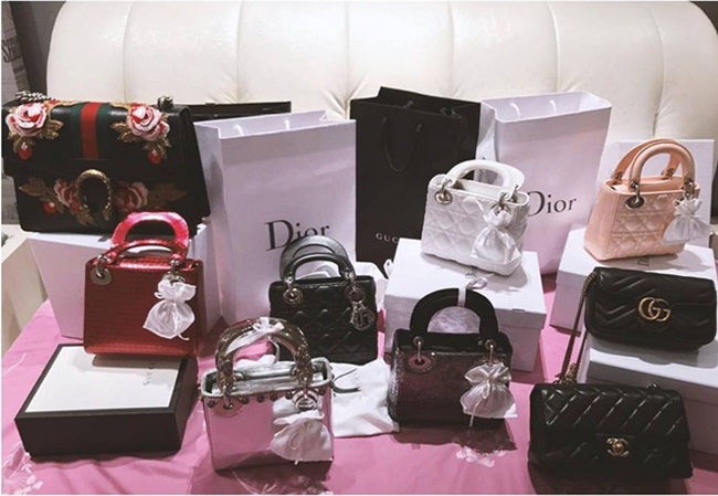 Midu cũng là một tín đồ hàng hiệu có tiếng trong showbiz Việt. Trên mạng xã hội, thỉnh thoảng Midu mới chia sẻ bộ sưu tập túi hàng hiệu của các hãng danh tiếng như Dior, Louis Vuitton...