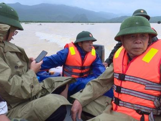 Thuyền bị lật khi thị sát vùng lũ, phó chủ tịch huyện cùng cán bộ gặp nạn trên sông Gianh