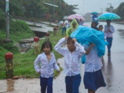 Giáo dục - du học - Quảng Trị: Học sinh vùng lũ đội mưa đi khai giảng, đến trường thầy thông báo... hoãn