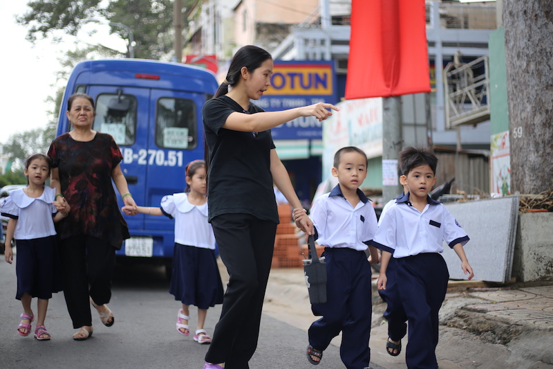 Thường ngày, chị Thư phải chạy xe nhiều vòng để đưa các con đến trường. Nhưng trong sáng ngày khai giảng, các bé đã đi bộ đến trường trong tiếng cười rộn ràng.