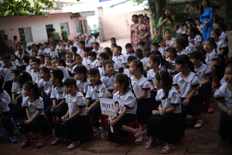 Cô Phùng Ngọc Thúy - Hiệu trưởng Trường Tiểu học Lê Văn Tám đánh giá cả 5 bé đều rất hoạt bát, hòa đồng. Tuy nhiên, do 5 bé có hoàn cảnh đặc biệt là ca sinh 5 đầu tiên tại Việt Nam, thường xuyên được quan tâm, chú ý nhiều nên cô Phùng Ngọc Thúy có phần lo lắng cho sự phát triển tinh thần của các bé. Cô đề nghị để các bé có không gian phát triển bình thường như bao đứa trẻ khác.