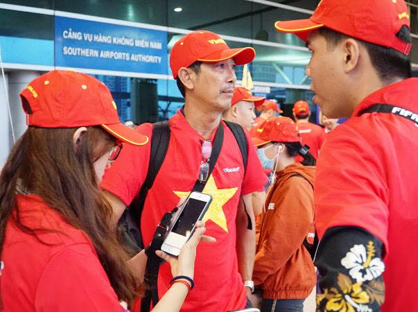 CĐV mang theo “cúp vàng” FIFA World Cup sang Thái Lan cổ vũ đội tuyển Việt Nam - 8