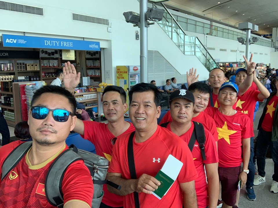 Cổ động viên chờ làm thủ tục để bay sang Thái Lan “tiếp lửa” cho đội bóng tuyển Việt Nam