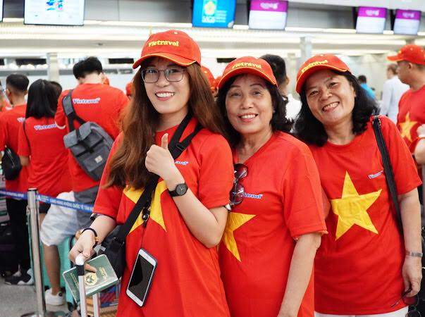 CĐV mang theo “cúp vàng” FIFA World Cup sang Thái Lan cổ vũ đội tuyển Việt Nam - 9