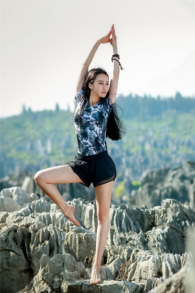 Mẫu Kỳ Di Nhã được biết đến với danh xưng "cô giáo yoga" đẹp nhất Trung Quốc.  Lọt vào mắt xanh Thành Long, cô đào được góp mặt trong hai tác phẩm của ông. Đáng chú ý nhất phải kể tới bộ phim "Kungfu Yoga".