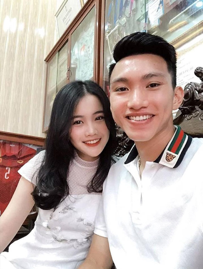 Đoàn Văn Hậu đang là cái tên được fan bóng đá Việt đặc biệt quan tâm khi anh vừa ký hợp đồng giá trị với một câu lạc bộ bóng đá tại Hà Lan. 