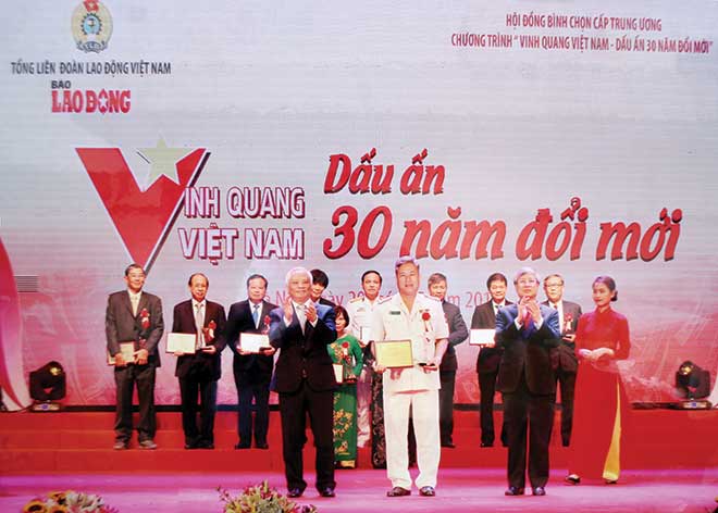 Đại tá Lê Hồng Thắng được vinh danh trong chương trình “Vinh quang Việt Nam – Dấu ấn 30 đổi mới” (Ảnh: ANHP).