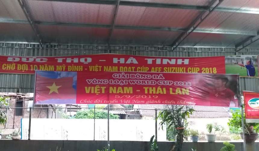 &nbsp;Người hâm mộ căng băng rôn tại nhà trung vệ Tiến Dũng trước giờ đấu Thái Lan.